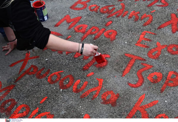 Τέμπη: Φοιτητές ξαναγράφουν τα ονόματα των 57 νεκρών μπροστά από το μνημείο του Άγνωστου Στρατιώτη